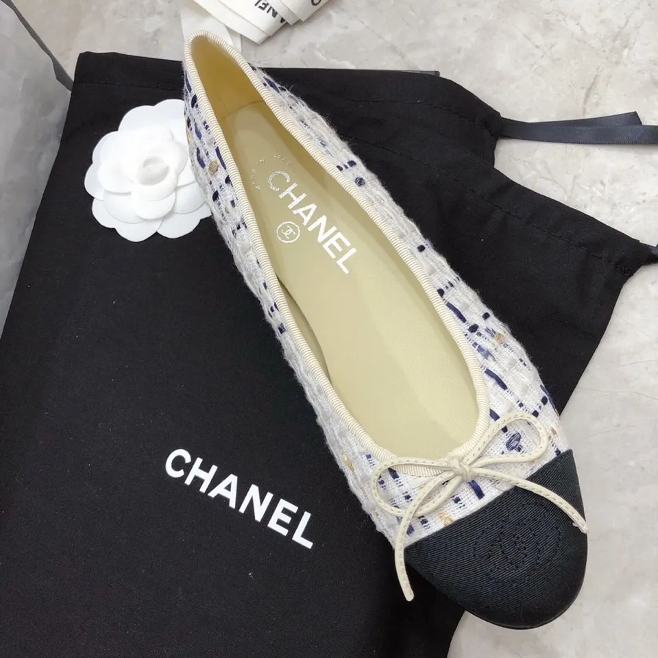 👟👟Ex-factory price 480👟👟 Chanel - classic color-blocked ballet shoes ⚠ Fashionable catwalk style❤M After many years, it still attracts fans... The splicing color mix and match, bow embellishment, interpret fashion! How to match the series to look good! Original custom-made wood-colored rubber outsole, 1.5cm square heel, imported mixed woolen surface/mixed sheepskin surface, sheepskin lining for feet... Regular size 34-40 (customized size 41 is non-returnable) 🎁Supporting packaging